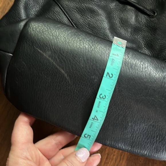 Vince Camuto black leather bucket crossbody bag, cinch top and tassels - Picture 13 of 17